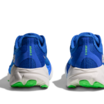 HOKA Arahi 8 Herren Laufschuh in Blau mit weißer Sohle und grünen Akzenten, Rückseite