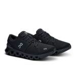 On Cloud X 4 Damen-Trainingsschuh in Schwarz – Vorderseite