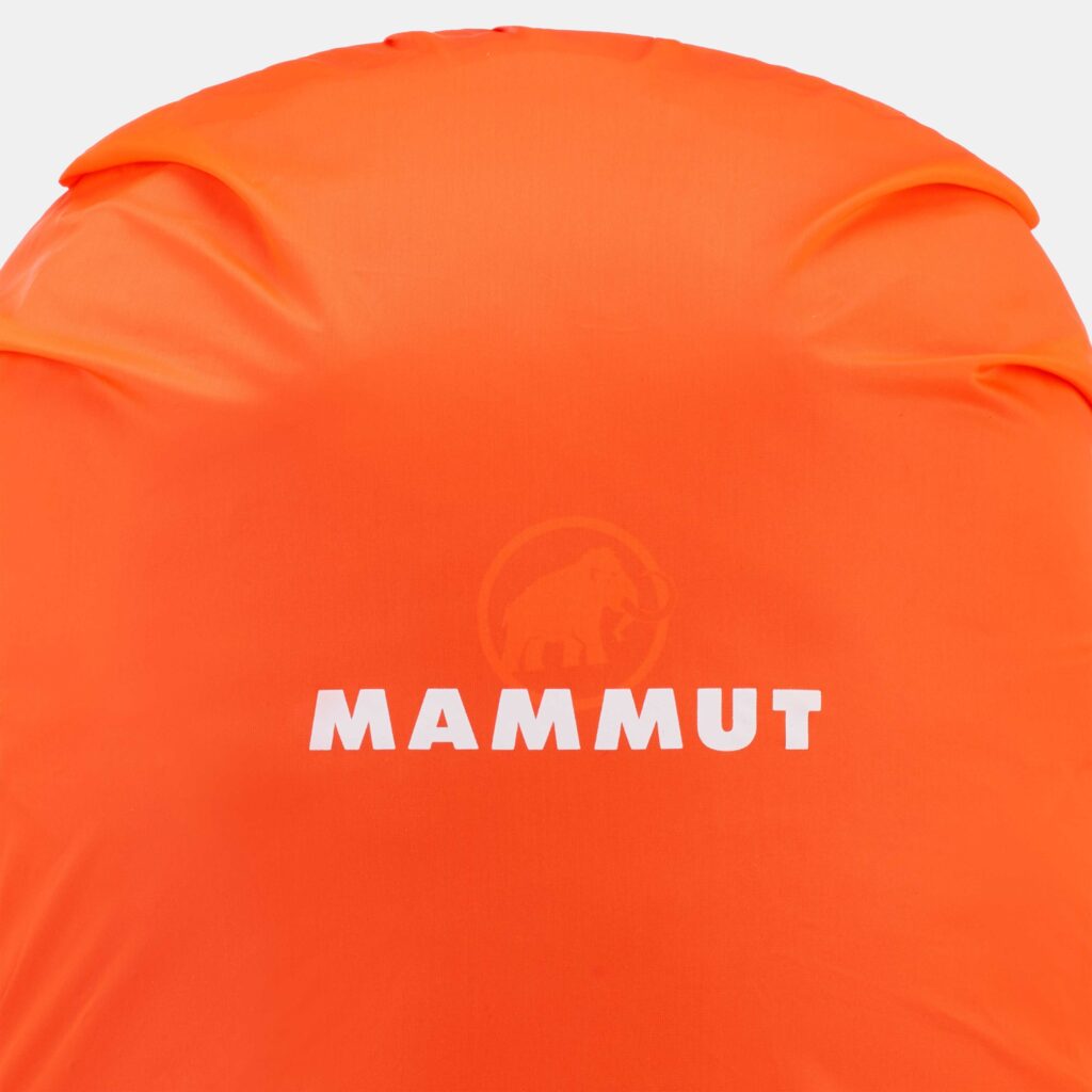 Mammut Lithium 25 Damen orange Regenhülle im Einsatz