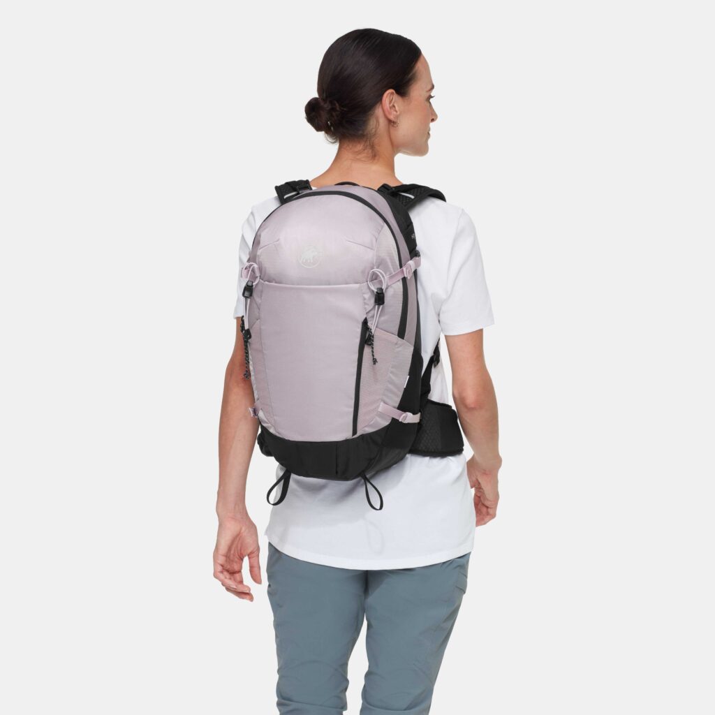 Mammut Lithium 25 Damen lila Rückenansicht am Modell