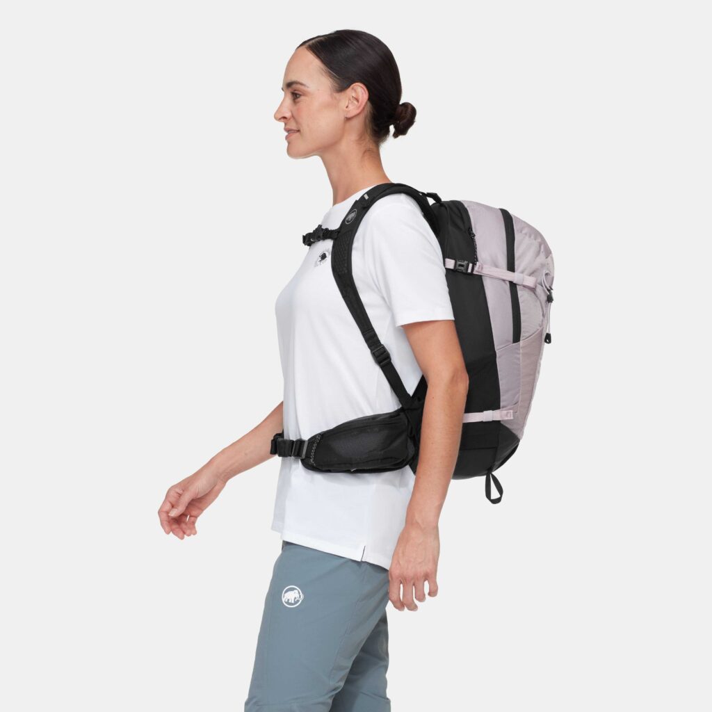 Mammut Lithium 25 Damen lila Seitenansicht am Modell