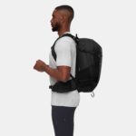 Mammut Lithium 25 Wanderrucksack schwarz Seitenansicht am Modell