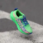 ASICS Gel-Noosa Tri 16 Kinder-Laufschuh in Neongrün/Blau – schwebende Aufnahme