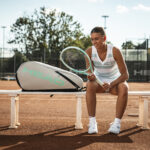 HEAD Tennis Lifestyle Spielerin Sandplatz mit Schläger und Tasche