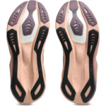Asics Novablast 6 Damen Laufschuh violett Sohlenansicht