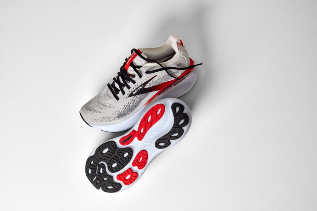Brooks Adrenaline GTS 25 Herren Laufschuh weiß/rot Actionansicht