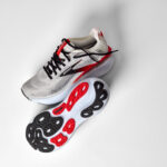 Brooks Adrenaline GTS 25 Herren Laufschuh weiß/rot Actionansicht
