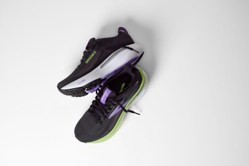 Brooks Adrenaline GTS 25 Damen Laufschuh schwarz/violett Actionansicht