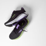 Brooks Adrenaline GTS 25 Damen Laufschuh schwarz/violett Actionansicht