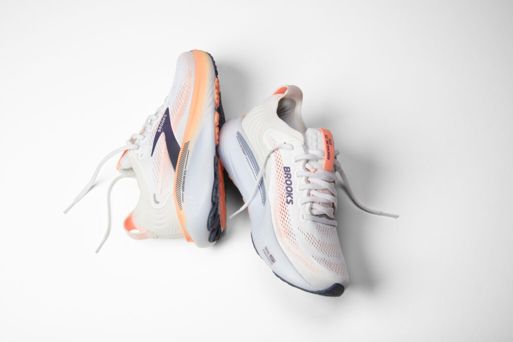 Brooks Adrenaline GTS 25 Damen Laufschuh weiß/orange Actionansicht