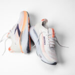 Brooks Adrenaline GTS 25 Damen Laufschuh weiß/orange Actionansicht