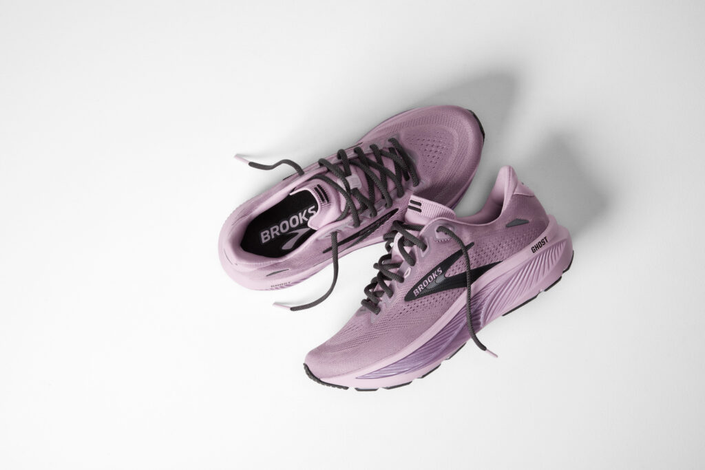 Brooks Ghost 18 Damen Laufschuh violett Actionansicht