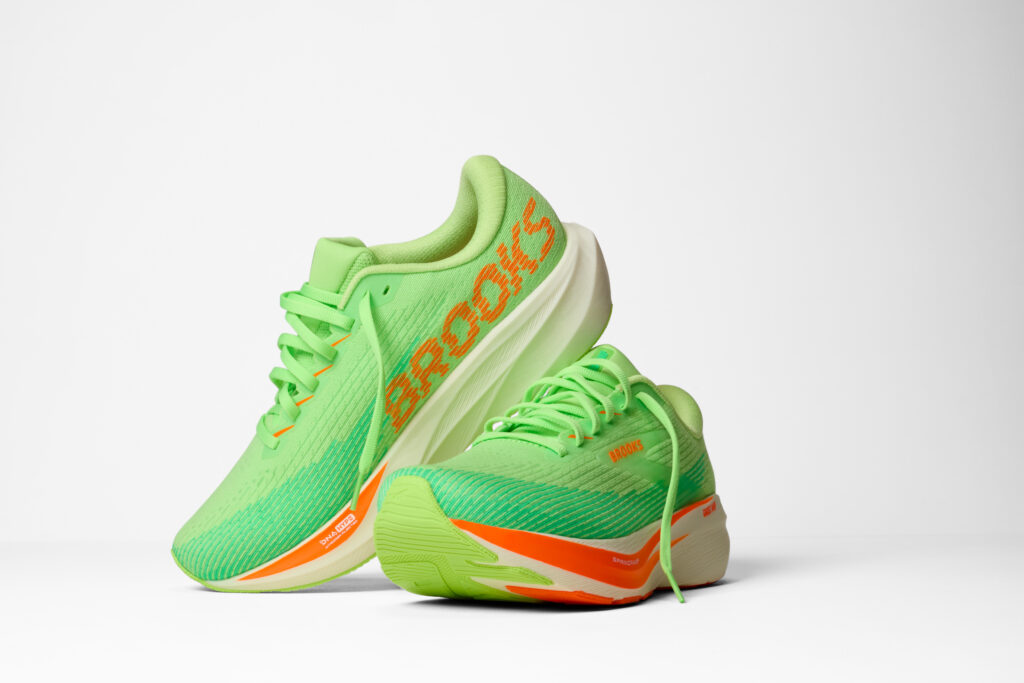 Brooks Ghost Amp Herren Laufschuh grün Actionansicht