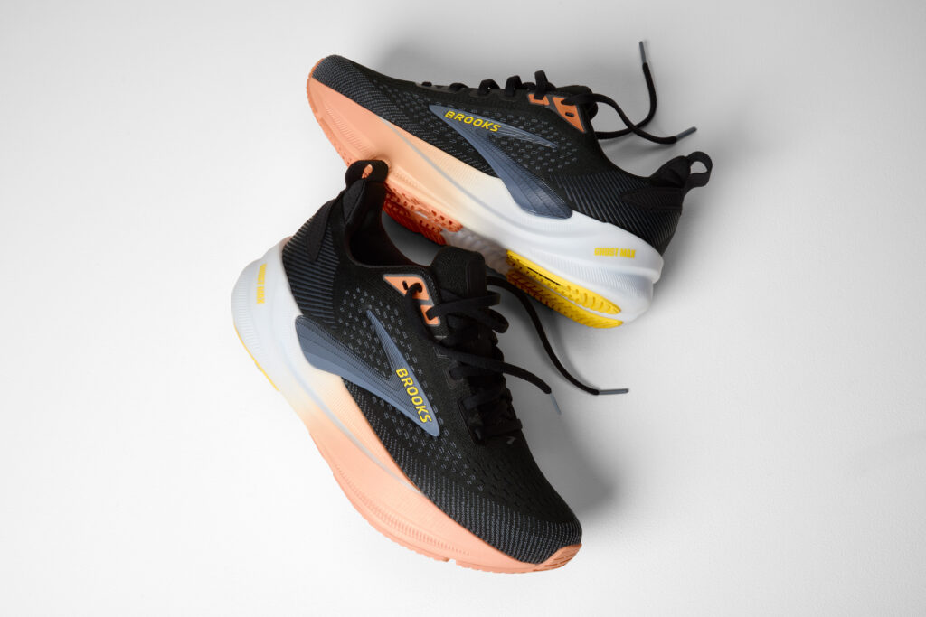 Brooks Ghost Max 4 Damen Laufschuh schwarz-coral Actionansicht