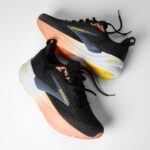 Brooks Ghost Max 4 Damen Laufschuh schwarz-coral Actionansicht