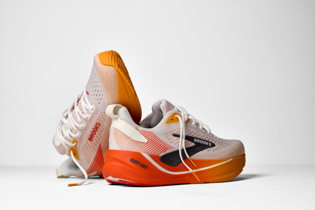 Brooks Ghost Max 4 Herren Laufschuh weiß-orange Actionansicht