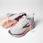 Brooks Glycerin GTS 23 Damen Laufschuh weiß/violett Actionansicht