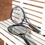 Head Gravity Tour Zverev Tennisschläger Schläger liegen auf einer Bank