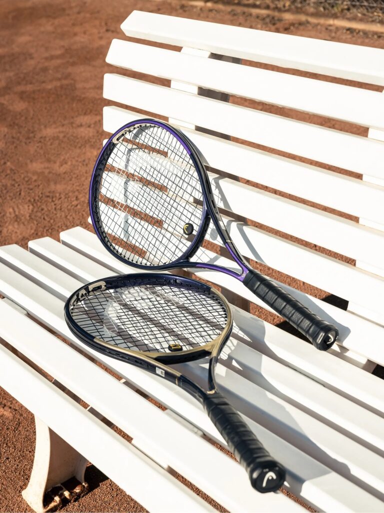 Head Gravity Tour Zverev Tennisschläger Schläger liegen auf einer Bank