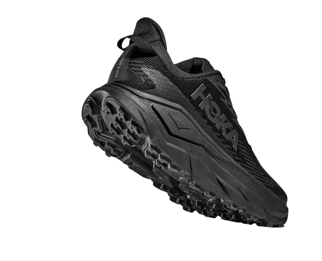 Hoka Challenger 8 GTX Herren schwarz Laufschuh Sohlenasicht mit multidirektionalen Stollen