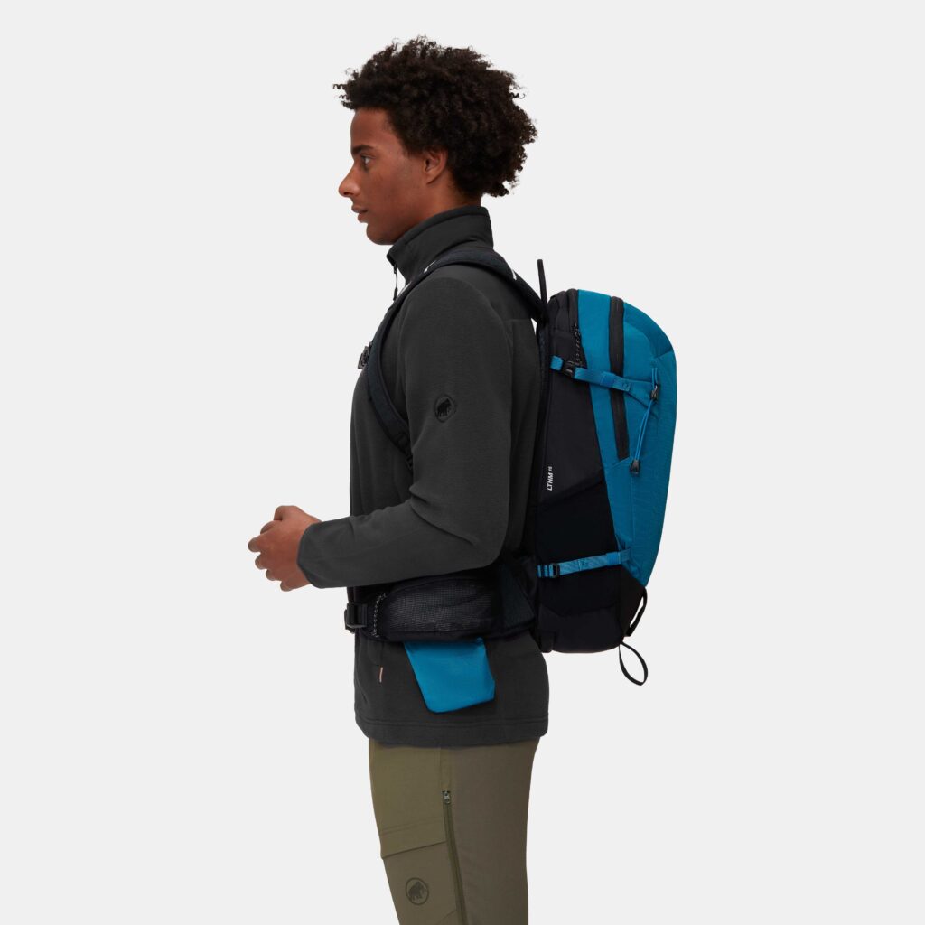 Mammut Rucksack Lithium 15 blau am Rücken getragen Seitenansicht