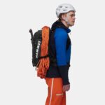 Mammut Rucksack Trion 28 schwarz Seitenansicht am Rücken getragen