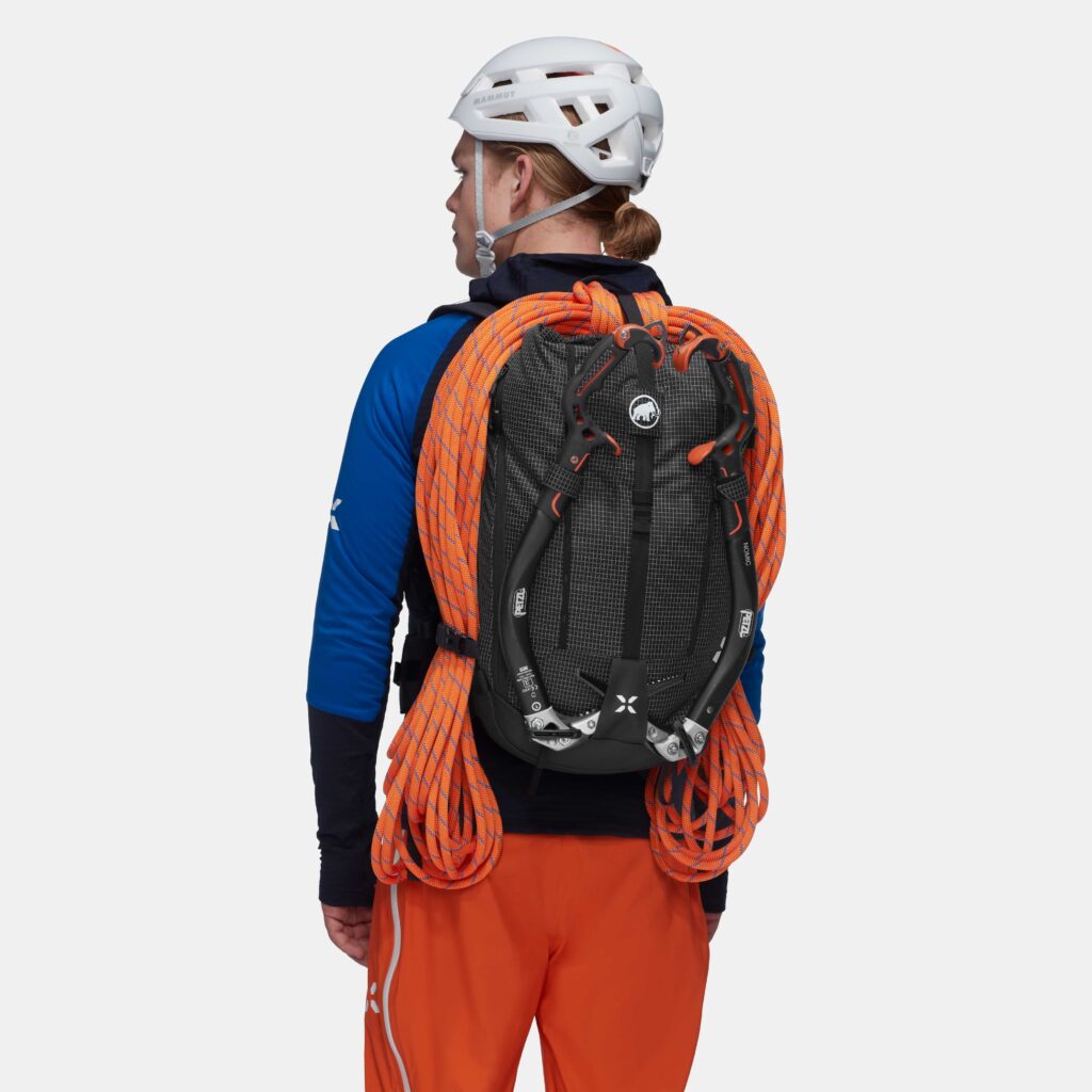 Mammut Rucksack Trion 28 schwarz auf dem Rücken getragen