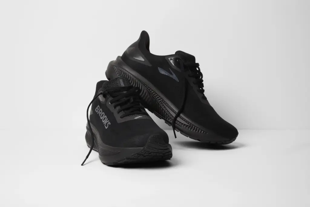 Brooks Ghost 18 GTX Herren schwarz Laufschuh-Paar aufeinander liegend