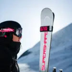 Head Supershape Limited + Protector Evo 13 GW 2026/27 Marketing-Bild, Skifahrer hält den Ski in der Hand