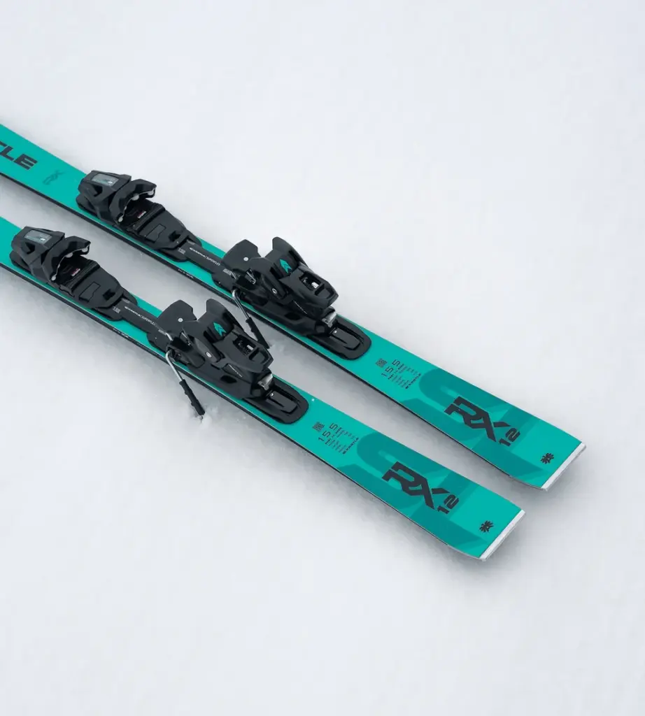 Kästle RX12 SL + K12 TRI 2026/27 Slalom-Ski mit Bindung, Detailansicht im Schnee von hinten